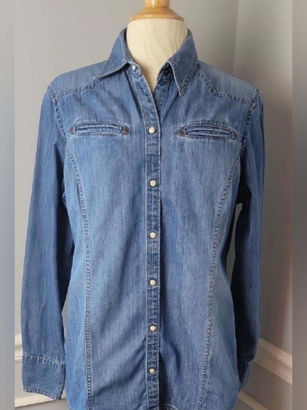 Eddie Bauer western denim shirt. Women’s fitted, blue jean snap button SZ XL